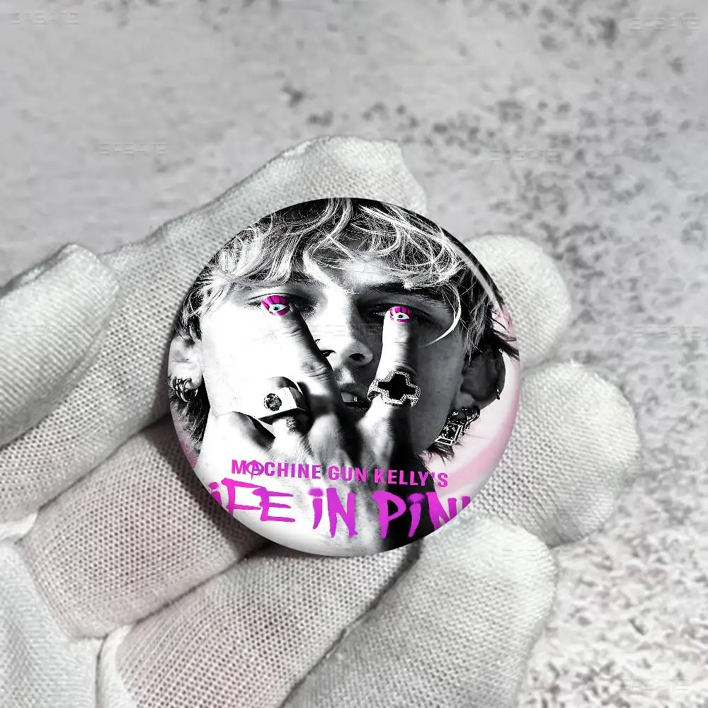 مغني الراب MGK M-آلة بندقية K-كيلي الإبداعية صفيح لينة زر دبابيس الحيوان أيقونة بروش التلبيب على ظهره شارة الملحقات دبوس #5