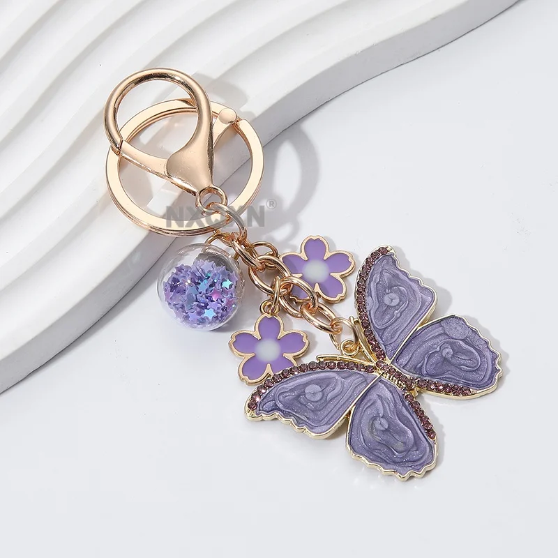 1 Stück hübscher lila großer Schmetterlings-Blumen-Emaille-Schlüsselanhänger, schöner Insekten-Pflanzen-Schlüsselanhänger für Frauen und Mädchen, handgefertigt, guter Geschenkschmuck