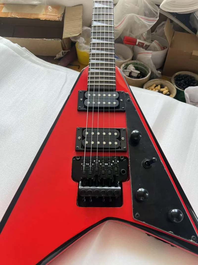 Guitarra eléctrica de cola de milano de 6 cuerdas, mástil natural, encuadernación negra de cuerpo rojo, herrajes negros, puente Floyd Rose, entrega gratuita