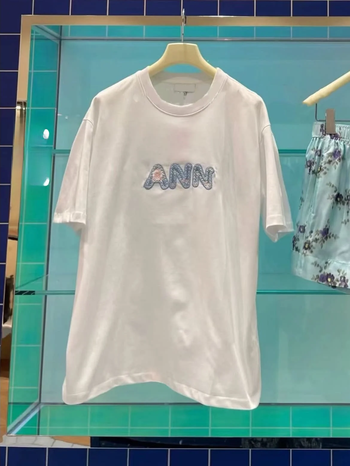 

HEIDD Nordic Small 2026 Весна-Лето: Женская футболка с вышивкой, свободного кроя, с круглым вырезом, коротким рукавом, белая, хлопковая, с цветочным узором