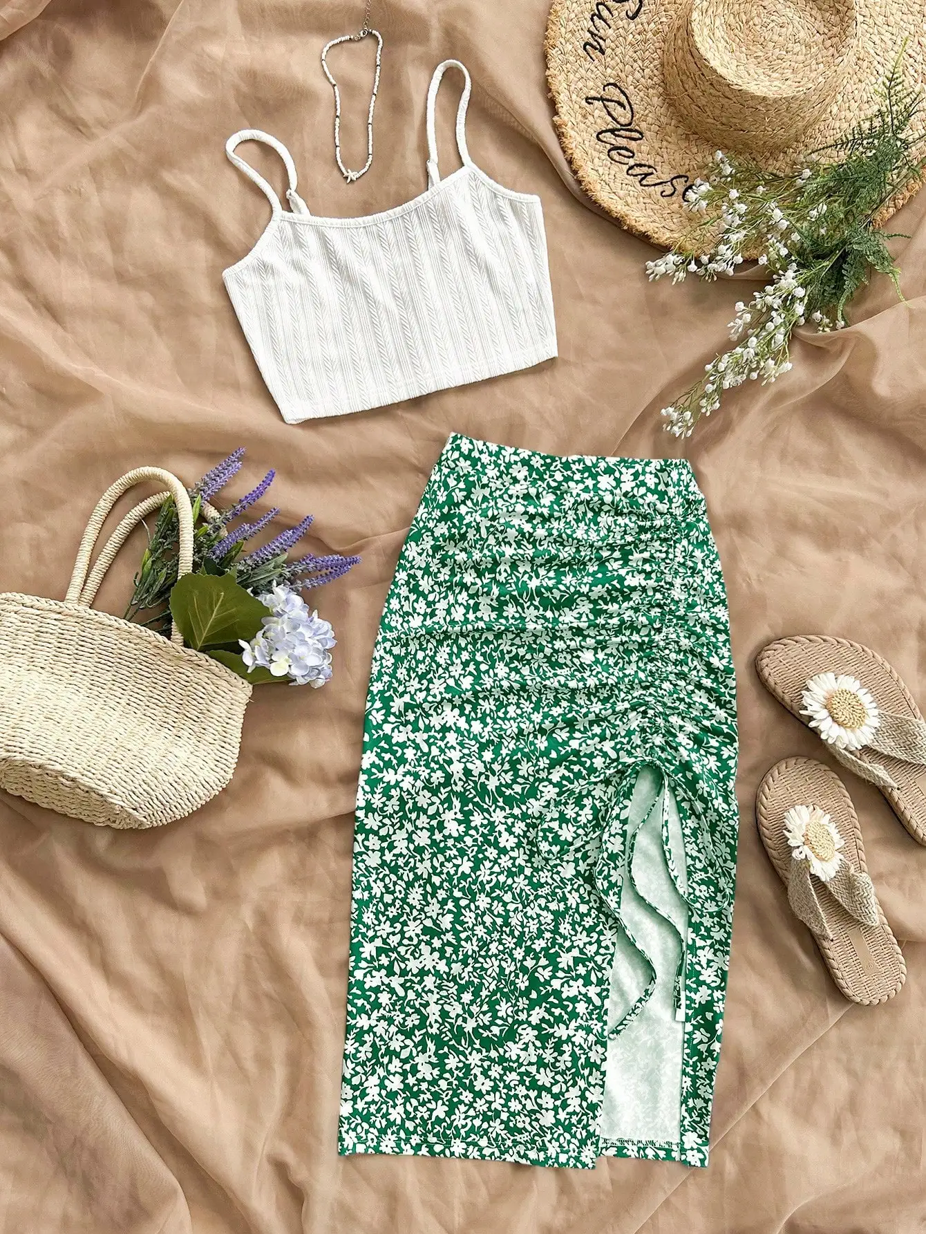 

Женский белый вязаный укороченный топ и зеленая юбка-миди с цветочным принтом и рюшами, комплект из двух предметов для летних каникул