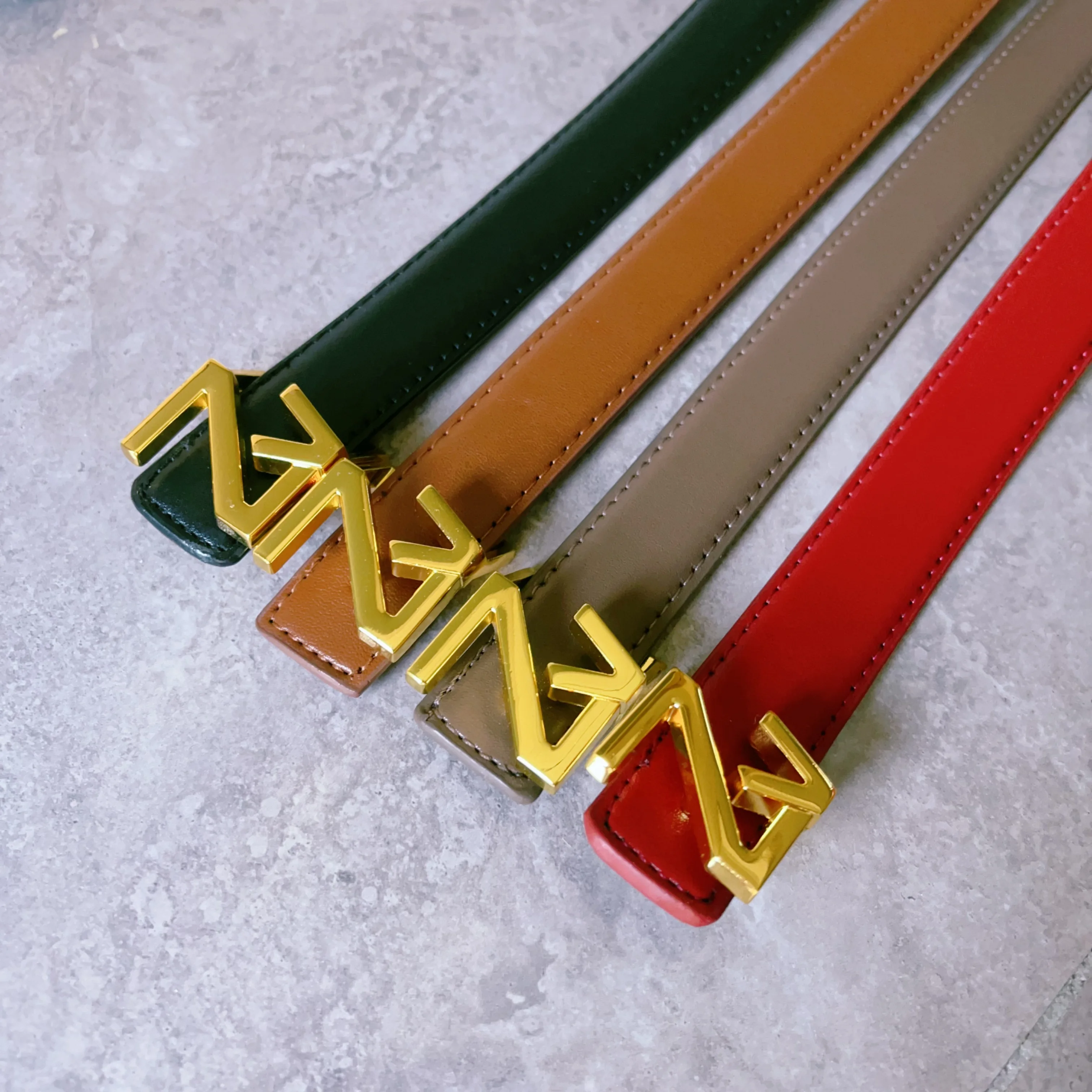 Hochwertiger Gürtel für Damenmode, eine hochwertige Goldschnalle ist perfekt zum Kombinieren mit Kleidern. – Detail 1