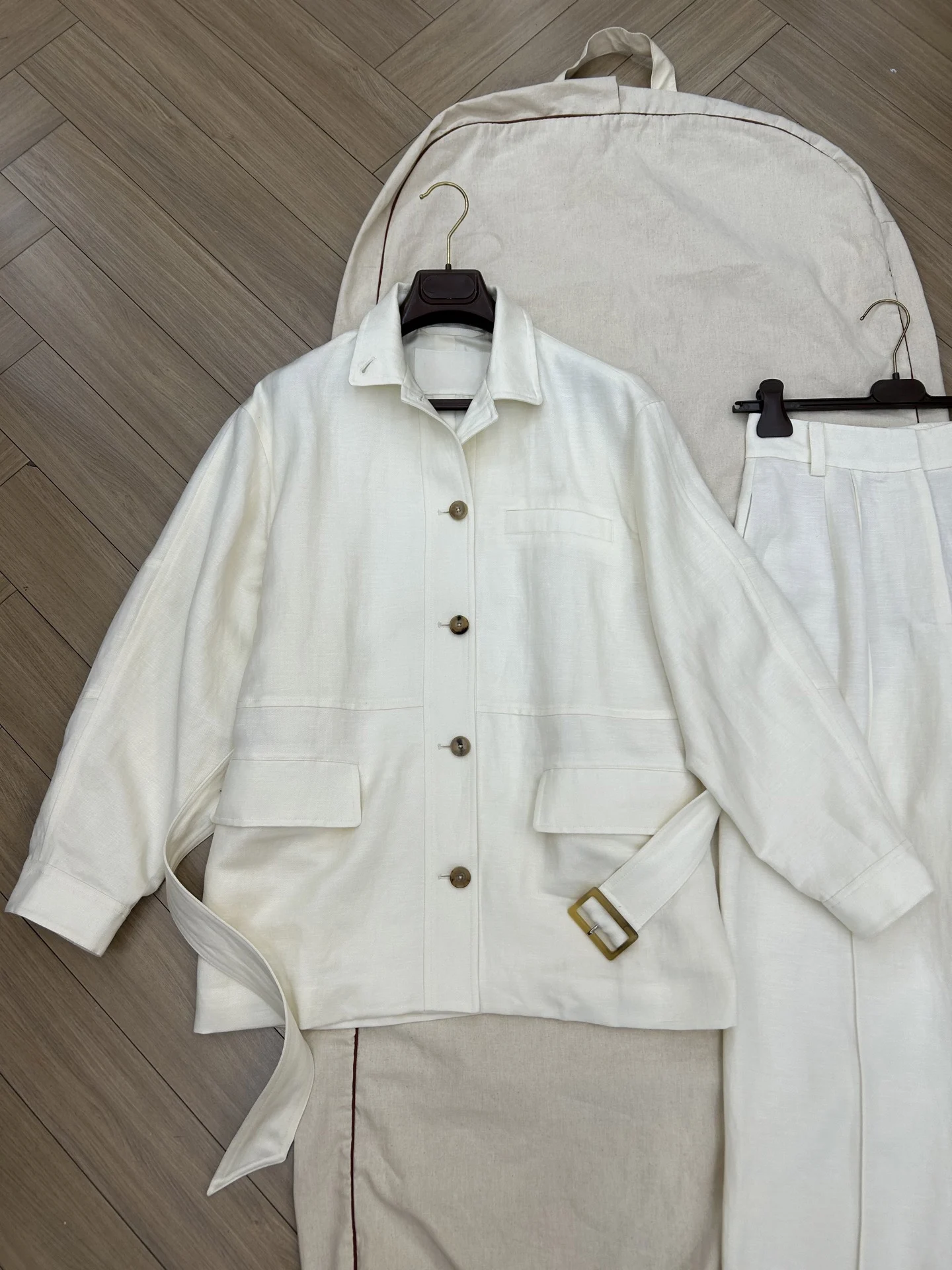 

Новый высококачественный льняной костюм Off-White в стиле ретро для женщин, коллекция Весна/Лето 2026