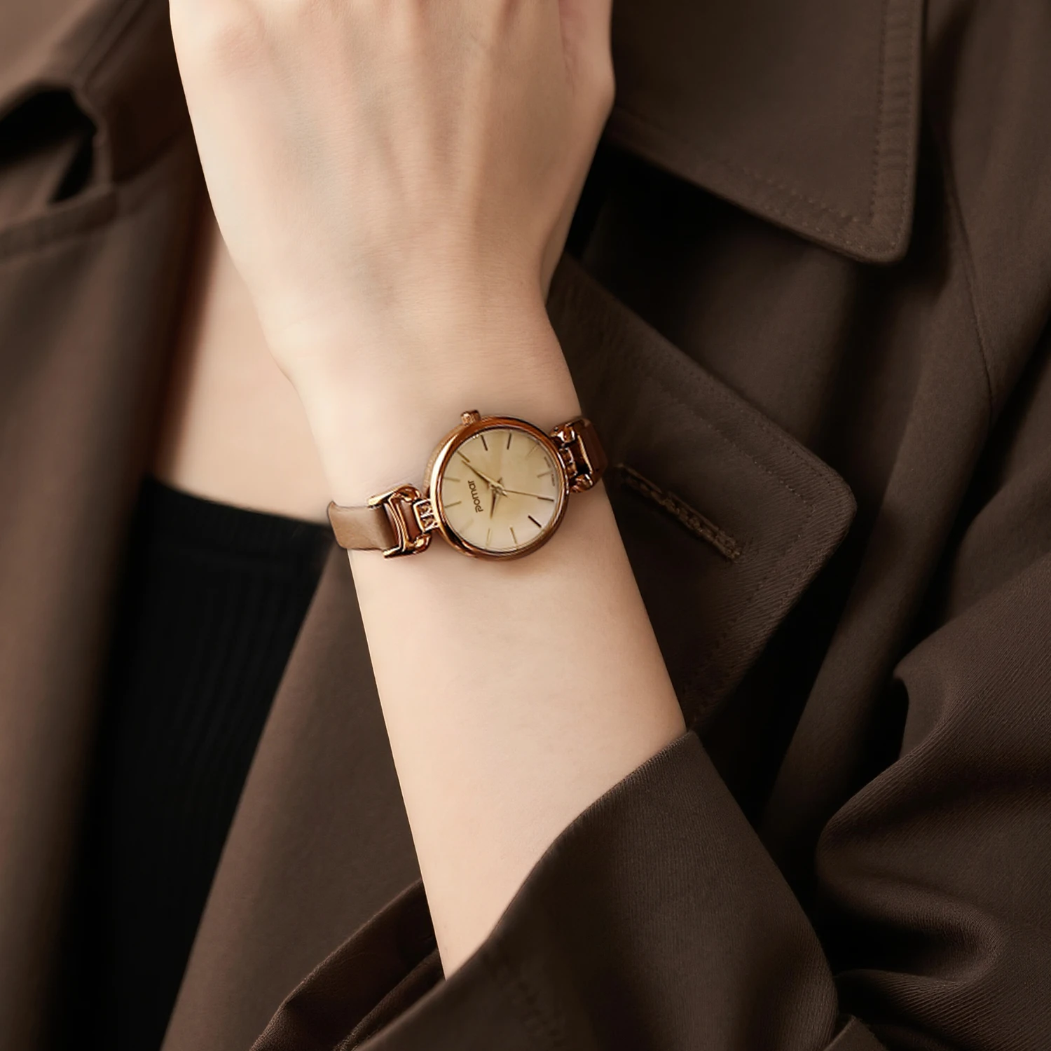 2025new ساعة نسائية أنيقة ريترو حزام من الجلد البني العتيقة النحاس الماس الديكور بسيط كوارتز مقاوم للماء ساعة نسائية