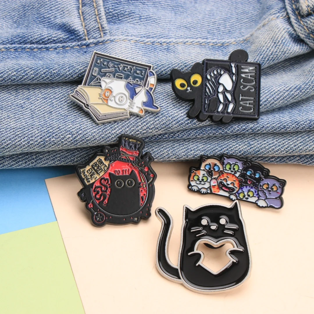 CAT SCAM Emaille-Pin-Set – Cartoon-Punk-Katzen-Anstecknadel mit Slogan-Buchstaben als Rucksack-DIY-Geschenk