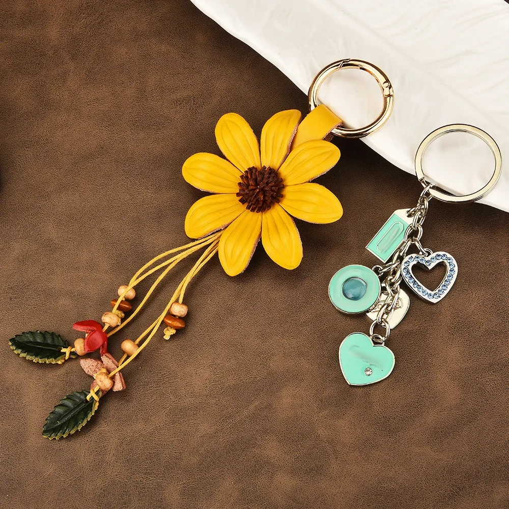 

A pair of metal car keychains, exquisite cat's eye heart-shaped keychains, and bag pendants