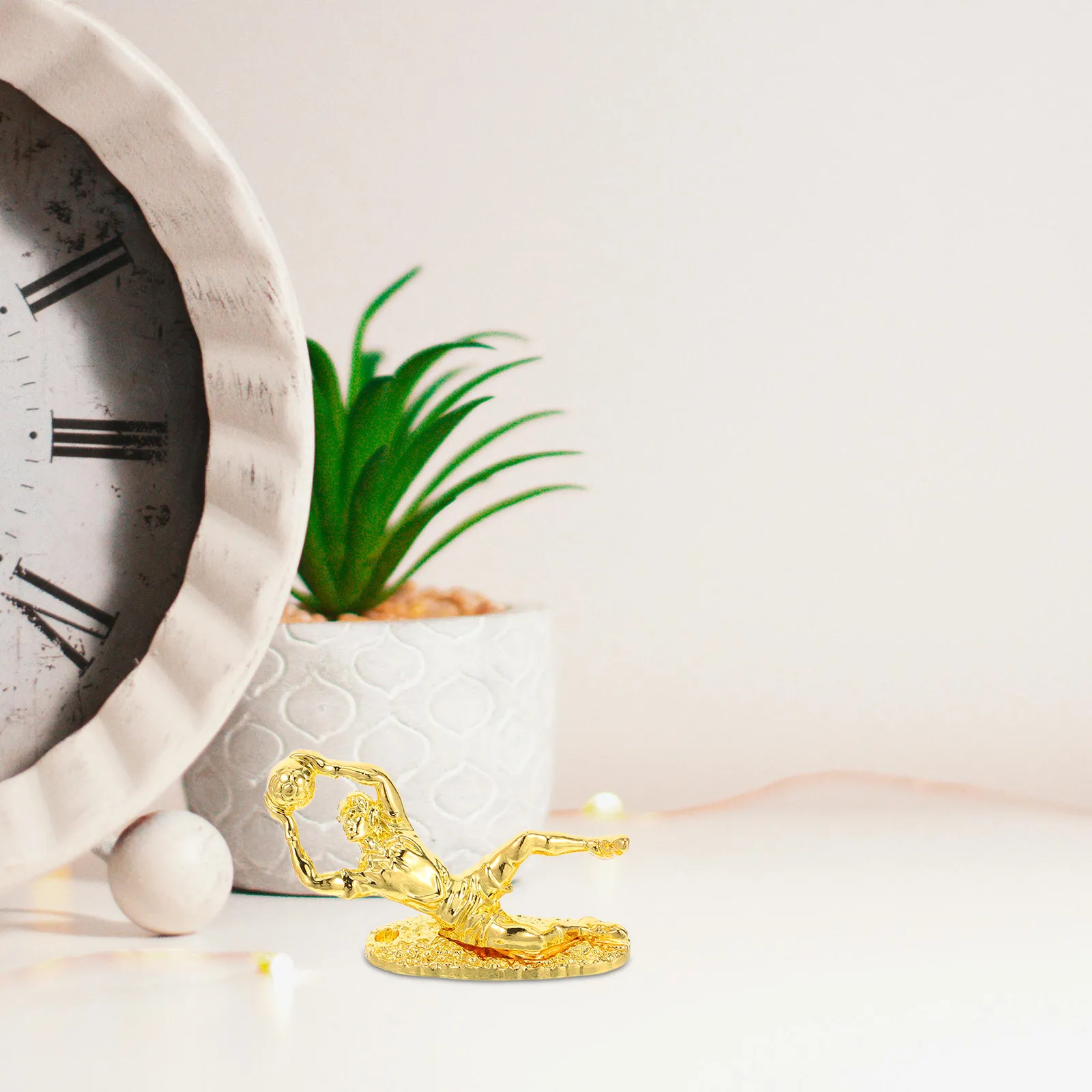 

Набор из 2 мини-футбольных трофеев с золотым покрытием, реалистичный дизайн вратаря, наградной кубок для офиса, домашнего декора, для любителей спорта