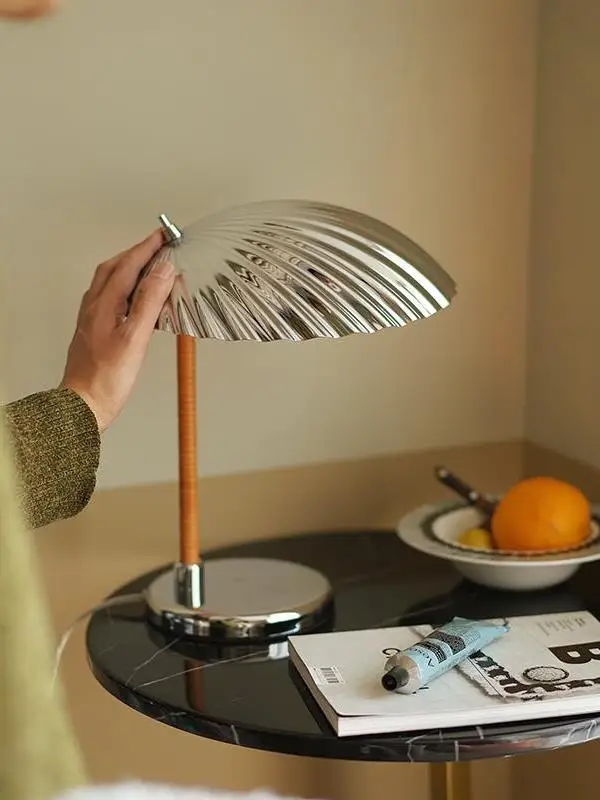 

Простая современная дизайнерская настольная лампа б/у, прикроватная лампа для спальни