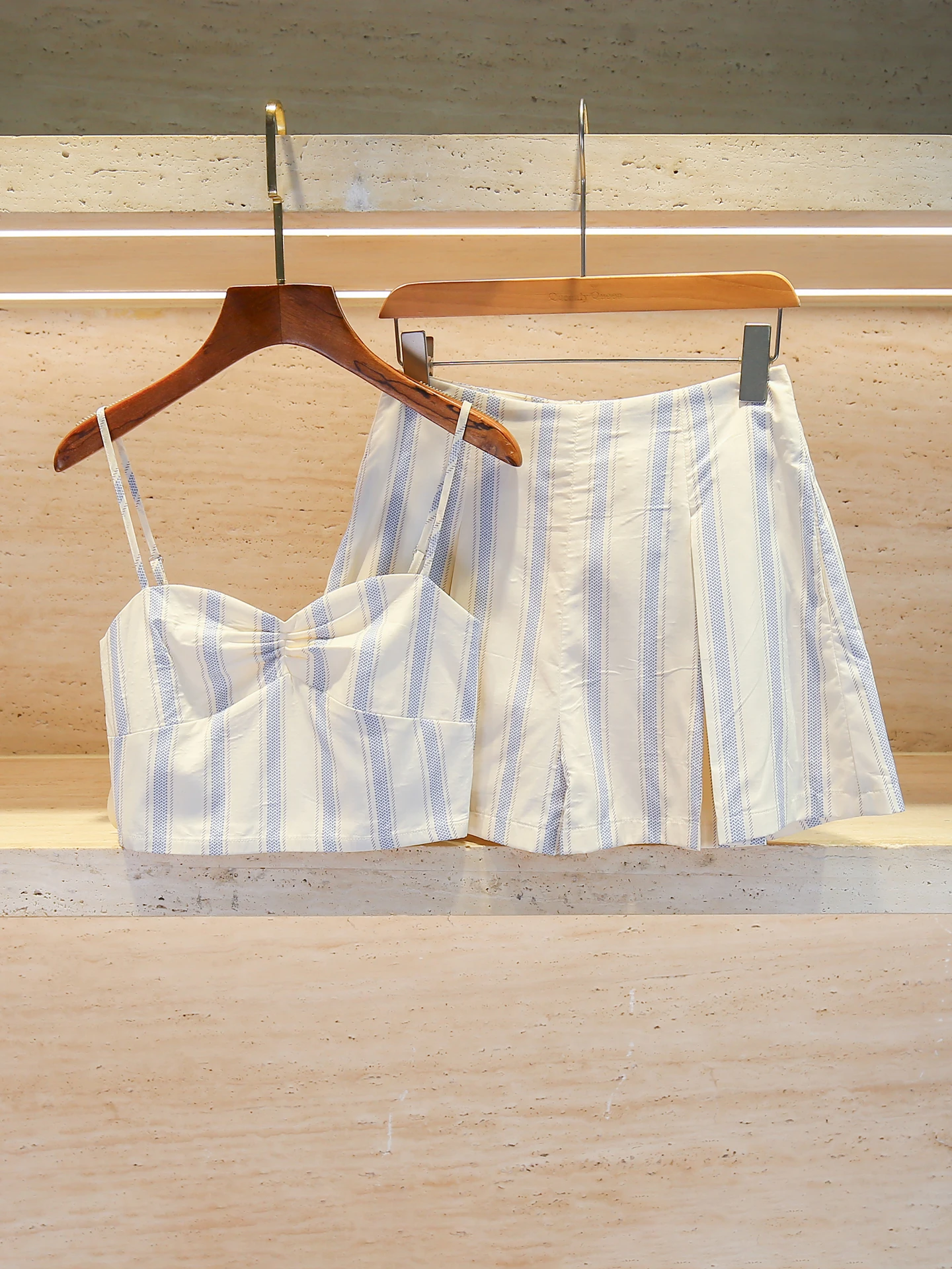 

High-End Women's Summer 2025 Slim Fit Crop Top And orts Set Striped Faion Ensemble ort Pants Ensemble Polyester Fiber