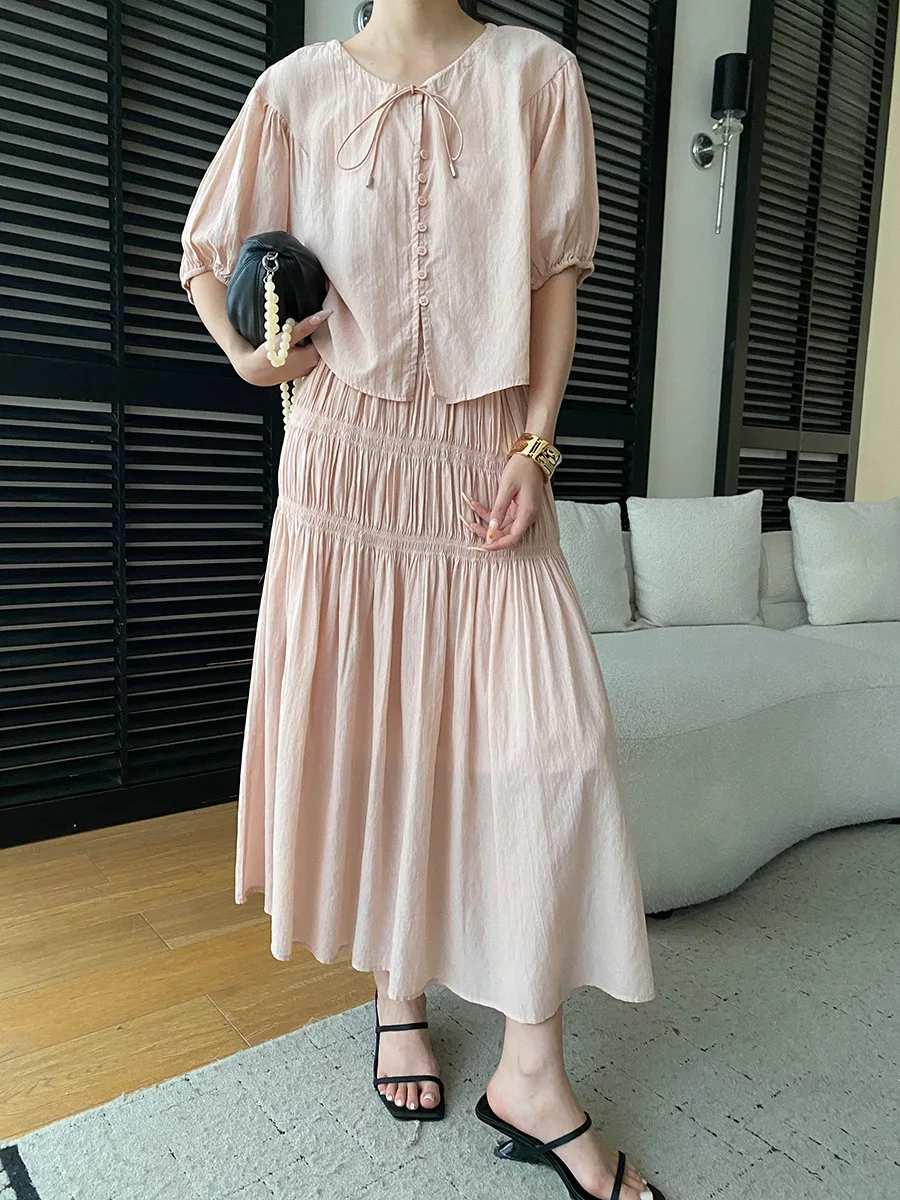 Sommerliches Damen-Set: Lässiges, einfarbiges, französisches Spitzenhemd mit kurzen Ärmeln und plissiertem, elastischem Rock mit hoher Taille – Detail 24