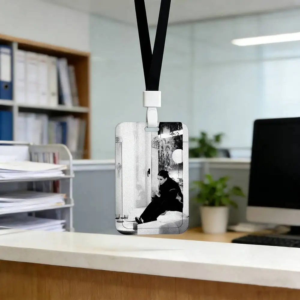 Die Albumkartenhalter von Singer Young Miko mit Lanyard eignen sich für Ausweise, Fahrkarten, Studentenausweise und sind ideale Geschenke für Freunde. – Detail 5