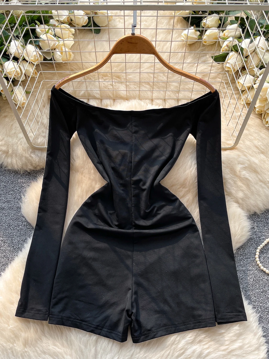 بنطلونات نسائية بتصميم أنيق وملائم، بأكمام طويلة وتفاصيل مفرغة، تصميم عصري وعصري، بنطلونات واسعة الأرجل وخصر مرتفع.