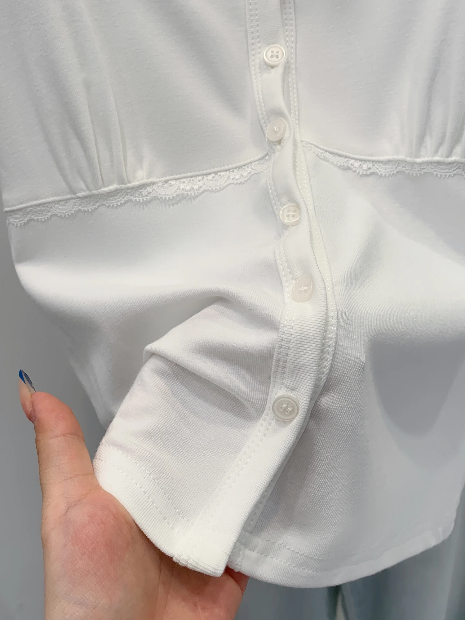 เสื้อกล้ามลูกไม้สีขาวสวยงาม สายเดี่ยว ผ้าคอตตอนผสมเรยอนและสแปนเด็กซ์ สำหรับผู้หญิง ฤดูร้อน รุ่นใหม่ เหมาะสำหรับใส่ไปเที่ยวทะเล