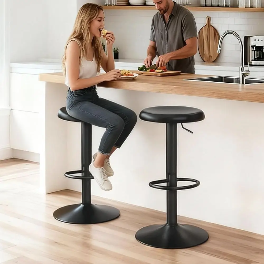 Coppia di sgabelli da bar girevoli regolabili, set di sgabelli senza schienale in metallo ad altezza bancone per isola della cucina o pub, nero