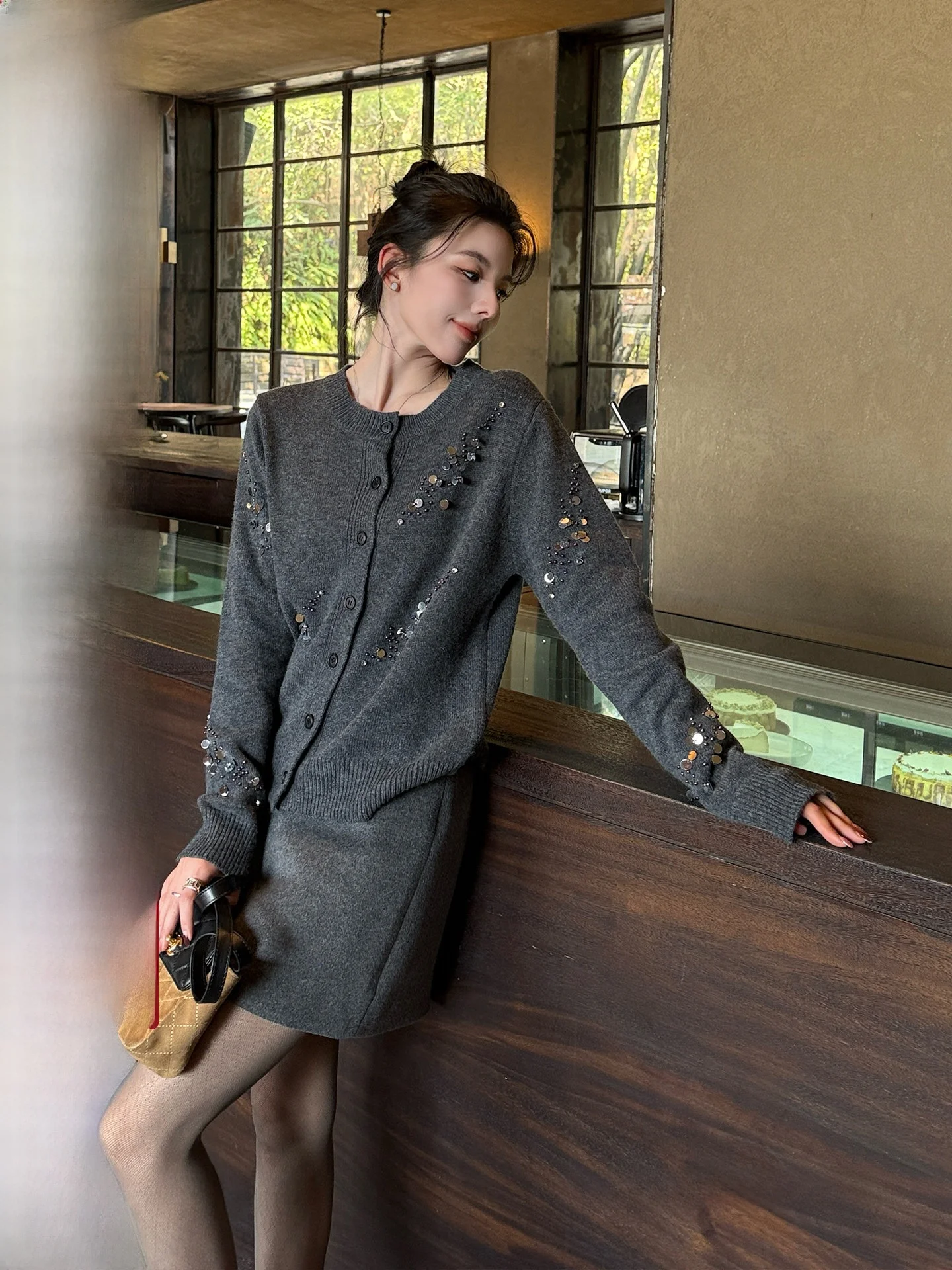 

Вязаное вручную шерстяное пальто-свитер с бисером и блестками для женщин: модное, элегантное, средней мягкости, с длинными рукавами и круглым вырезом