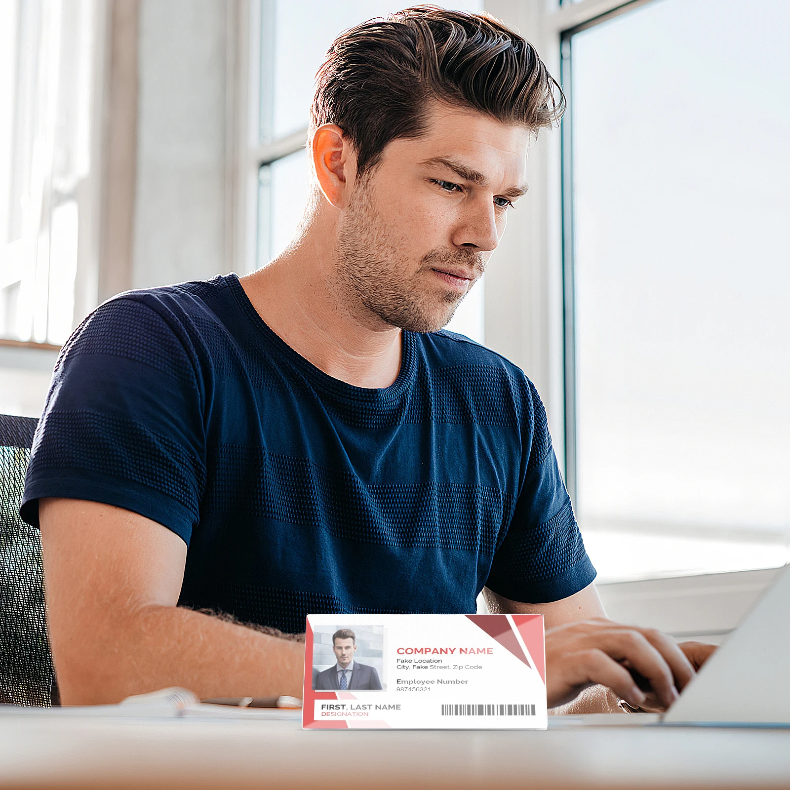 ที่ใส่ป้ายอะคริลิคใส รูปตัววี สำหรับตั้งบนโต๊ะ ใช้สำหรับป้ายเปล่า ป้ายชื่อ ป้ายต้อนรับ ป้ายหมายเลขที่นั่ง