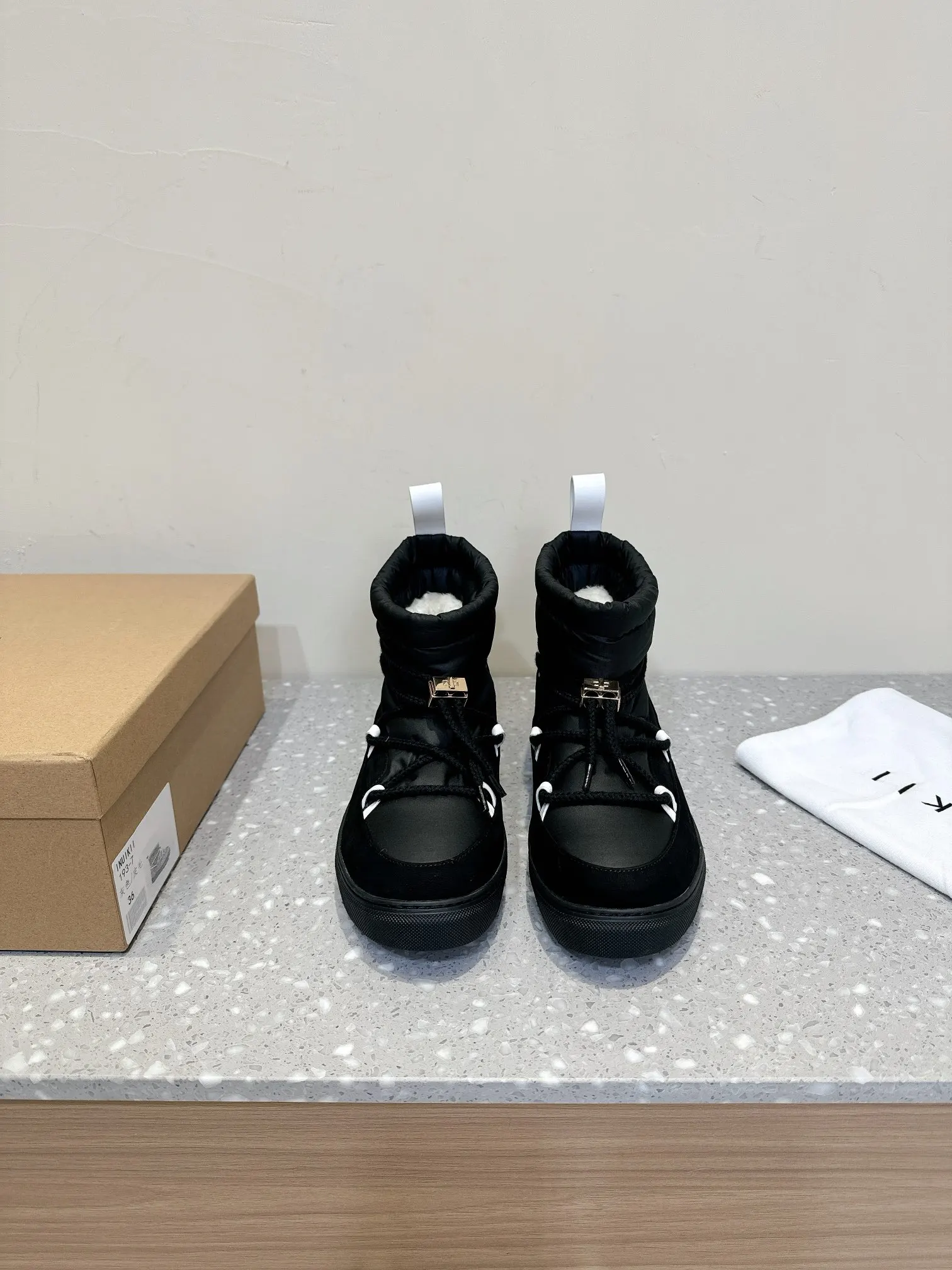 

Зимние женские ботинки на толстой подошве с круглым носком и шерстяной подкладкой