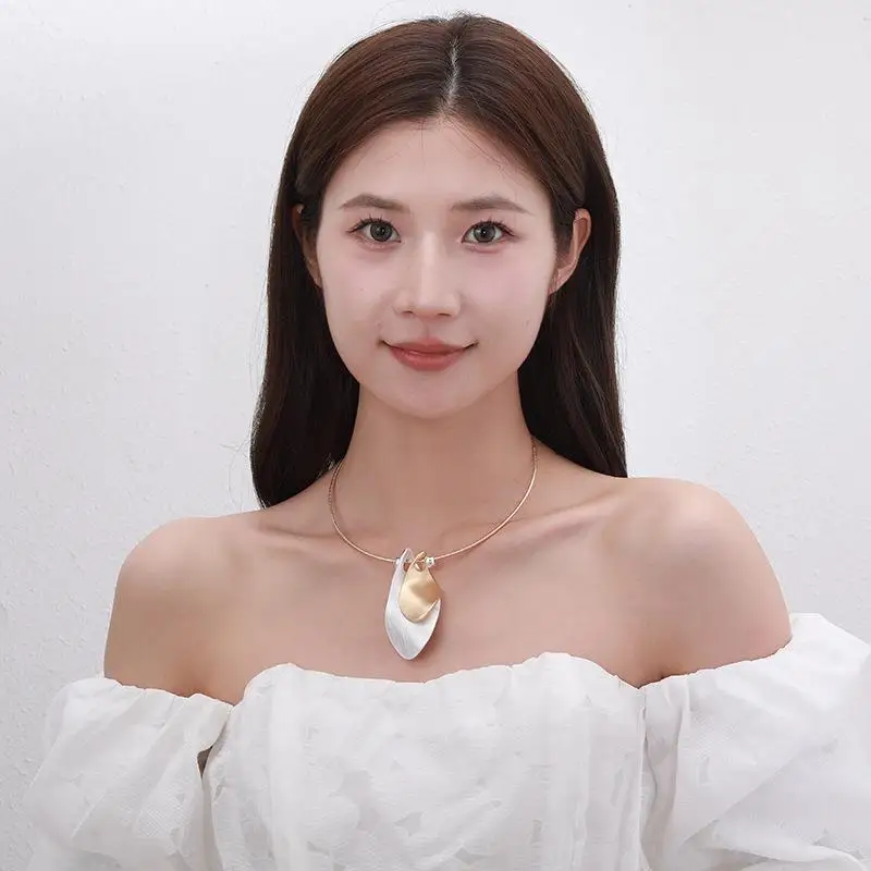 nuova-collana-con-ciondolo-geometrico-semplice-elegante-bracciale-a-catena-gioielli-di-alta-gamma-design-minimalista-accessorio-alla-moda