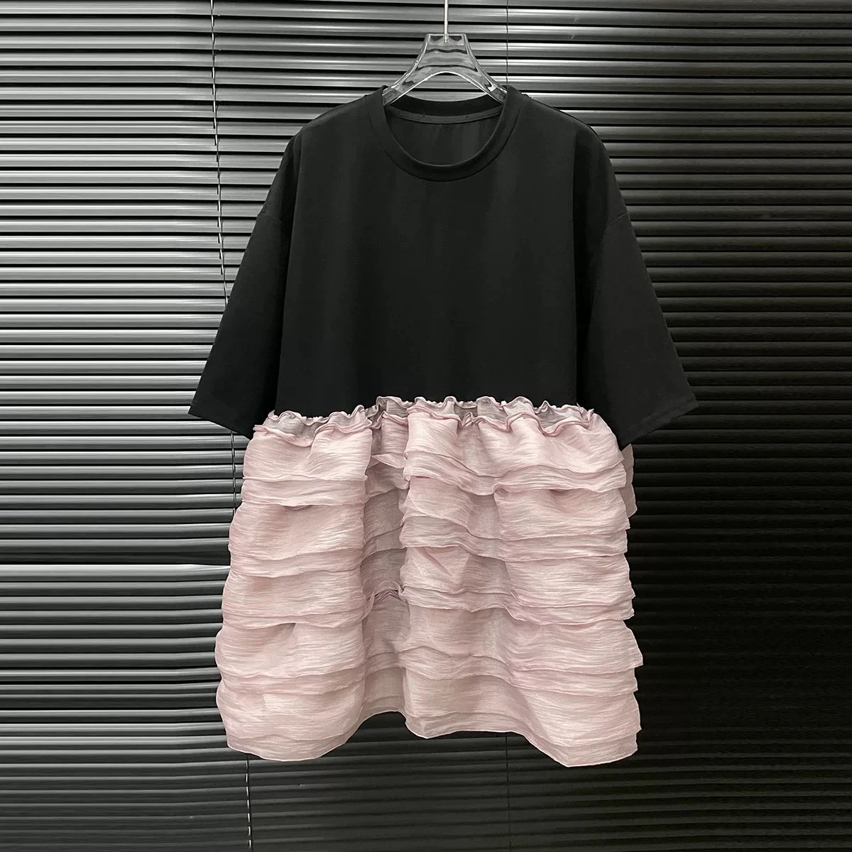 Sukienka T-shirt z krótkim rękawem, kontrastowe szwy, nowa letnia moda damska, elegancka sukienka tortowa, falbanki, bluzka typu pulower z paskiem.