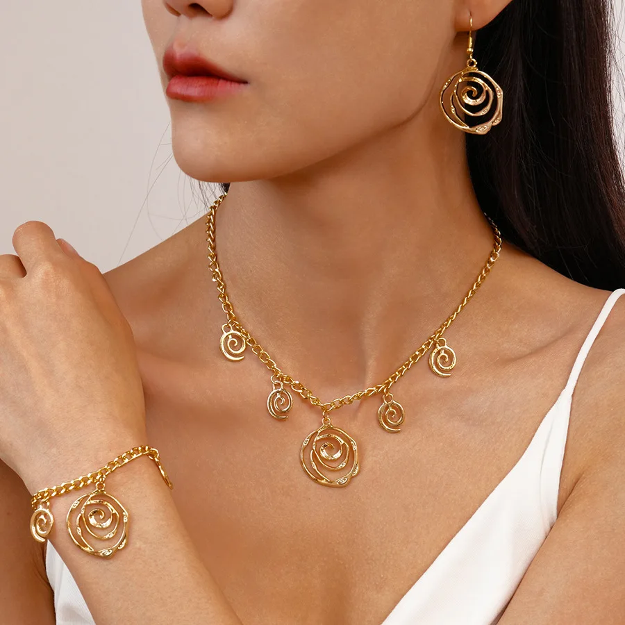 Round hollow flower collarbone necklace, simple personality and unique high-end niche item decoration set