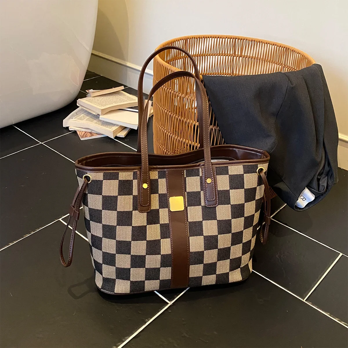 

Ежедневная сумка Роскошная женская сумка-тоут в шахматном порядке с коричневой кожаной акцентной фурнитурой Декор Легкая большая вместительная молния из искусственной кожи