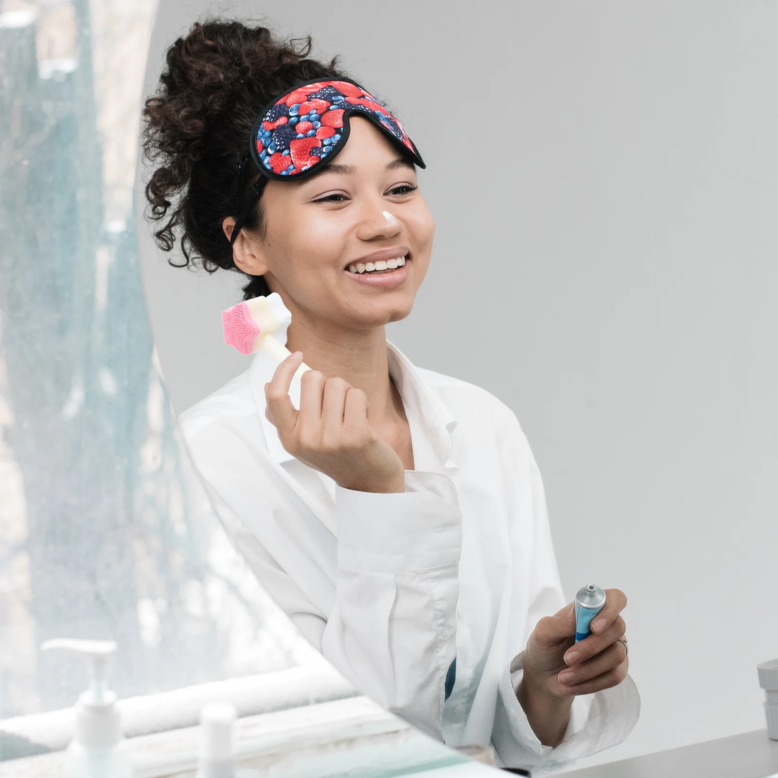 فرشاة تنظيف يدوية ناعمة من السيليكون للبشرة الحساسة، منظف فواكه الجسم المحمول للعناية بالبشرة باللون الأبيض #1