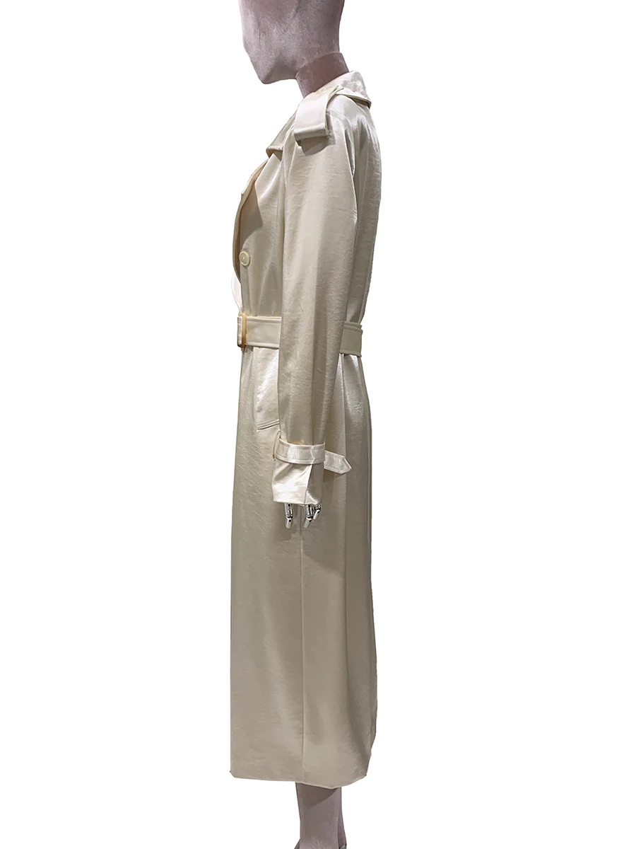 Mauroicardi Autunno Lungo Lucido Morbido Trench in Raso per Le Donne Cintura Elegante Chic Abiti di Design di Lusso Moda Europea 2025