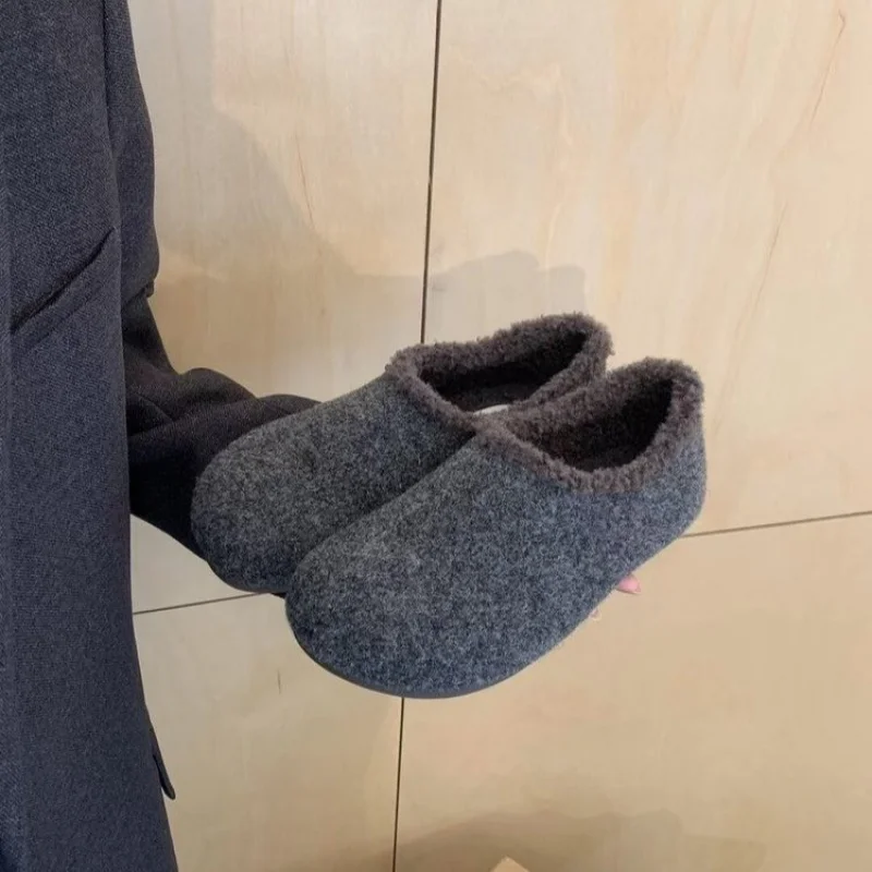 Zdjęcie 3: Szare damskie skarpety Birkenstock z imitacji futra na zimę 2025 |   Klapki wsuwane na zewnątrz |   Ciepłe kapcie domowe z podszewką z polaru