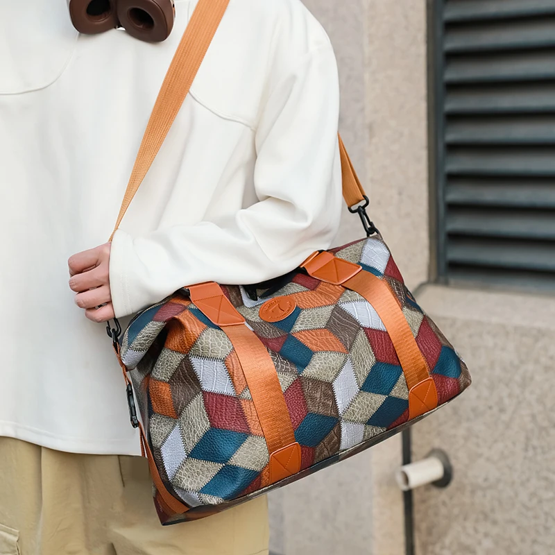 الحقائب ذات الألوان المحايدة مناسبة للتنقل اليومي والسفر، تأتي في أنماط حقائب اليد ذات الكتف الواحد.