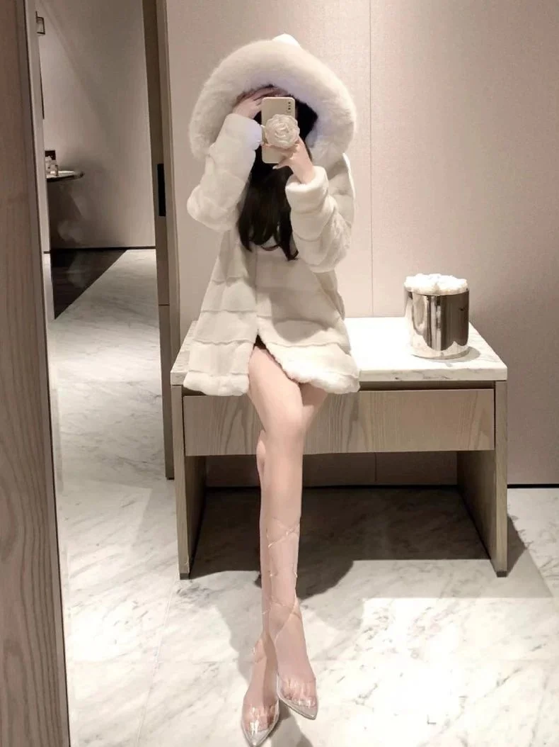 เสื้อโค้ทขนมิงค์เทียมแบบเป็นมิตรกับสิ่งแวดล้อมสำหรับผู้หญิง มีฮู้ด ความยาวปานกลาง สำหรับฤดูหนาว รุ่นใหม่  คอปกขนสัตว์  ให้ความอบอุ่น สีพื้น  ใส่ได้ทุกโอกาส