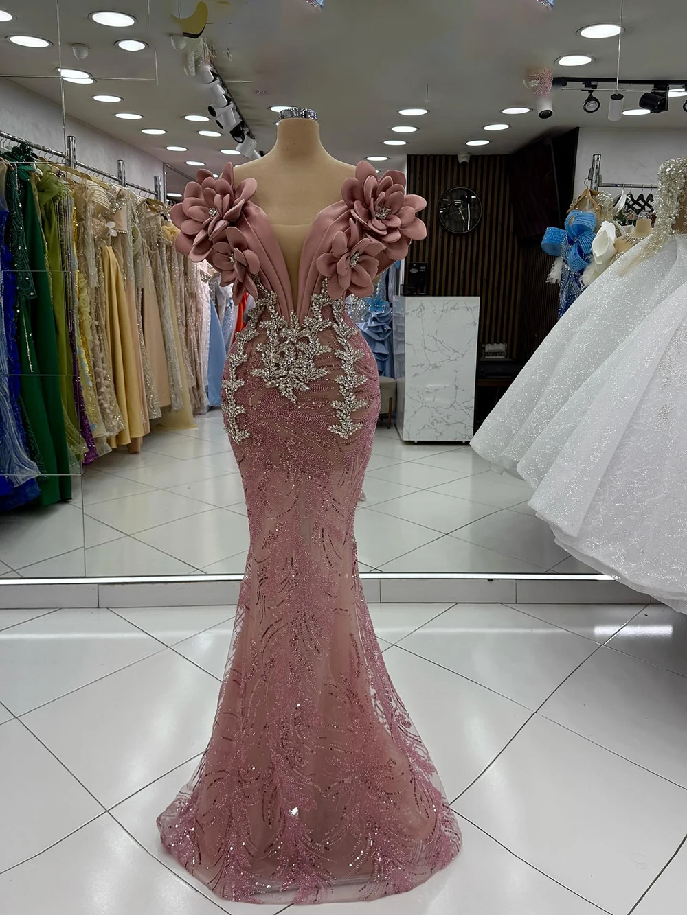 カスタマイズされたピンクの重いビーズ装飾のイブニングドレス、ドバイの手作りの花とクリスタルのプロムイベントパーティーガウン