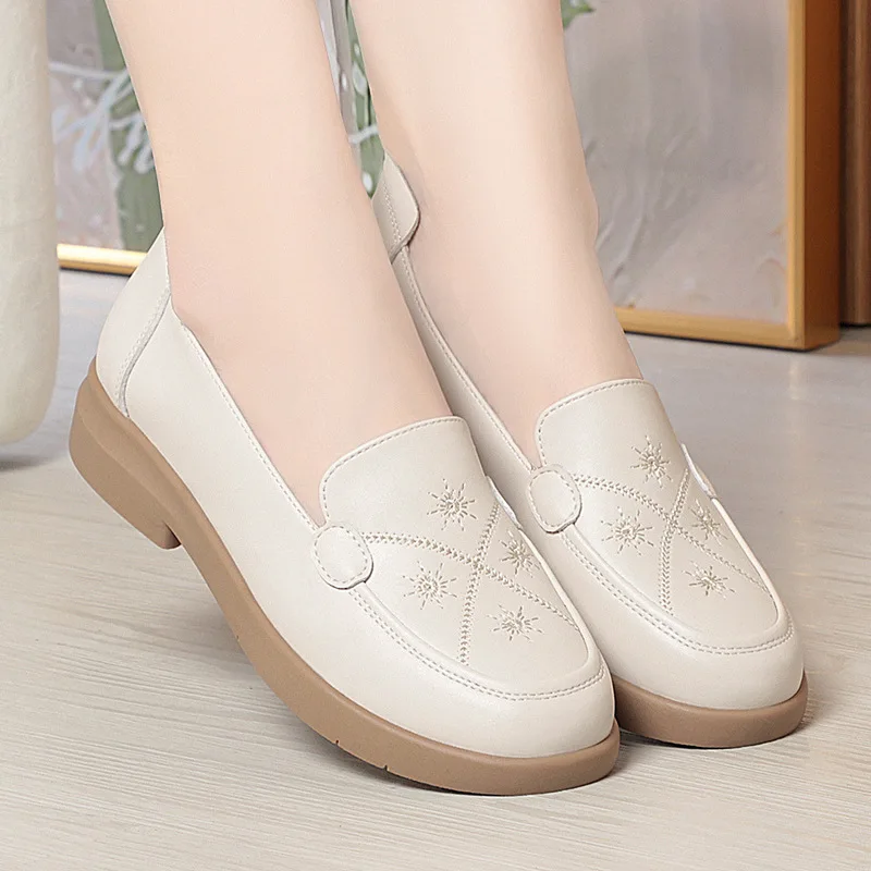 

All Match Comfortable Breathable Shallow Embroider Soft Leather Loafers Women Shoes 2025 Fall Slip on Driving Moccasins Mom Work