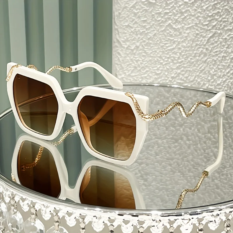 Gafas de moda redondas de gran tamaño para mujer con brazos de metal en forma de serpiente: montura de PC liviana, lujo blanco y dorado