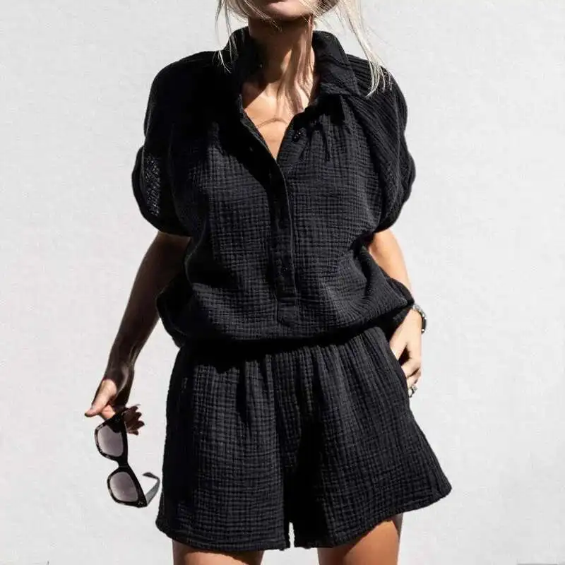 Pantaloncini neri a maniche corte Set sportivo in due pezzi di colore puro per donna con design casual abbottonato con scollo a V