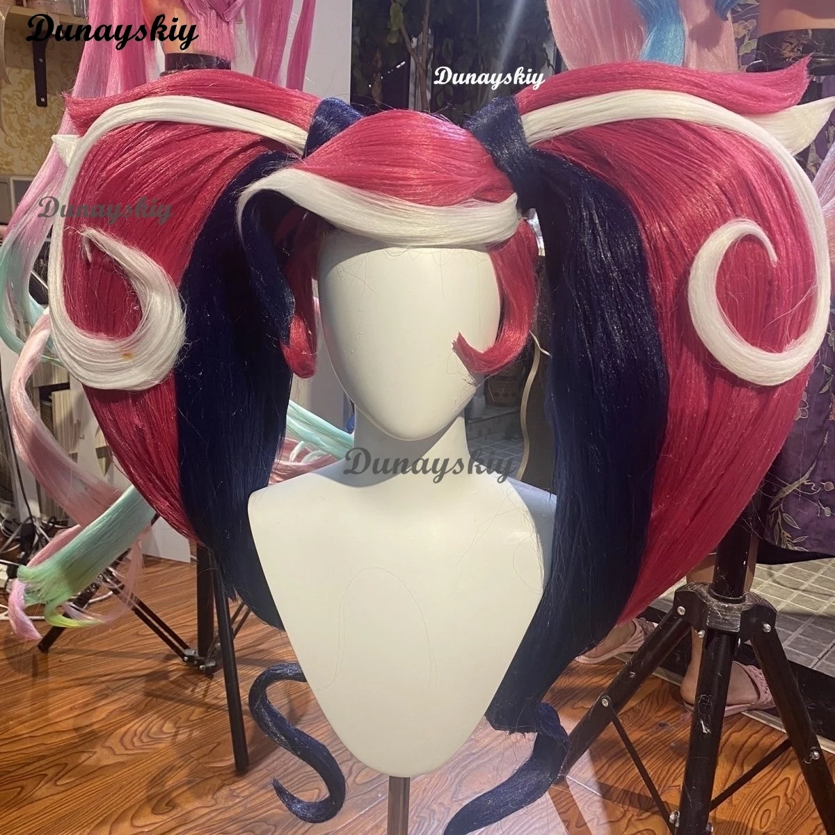 

Velvette Cosplay Wig Earring 3V Vees VVV Halloween Party Demon Carnaval Anime Cosplay Women Dual Horsetail