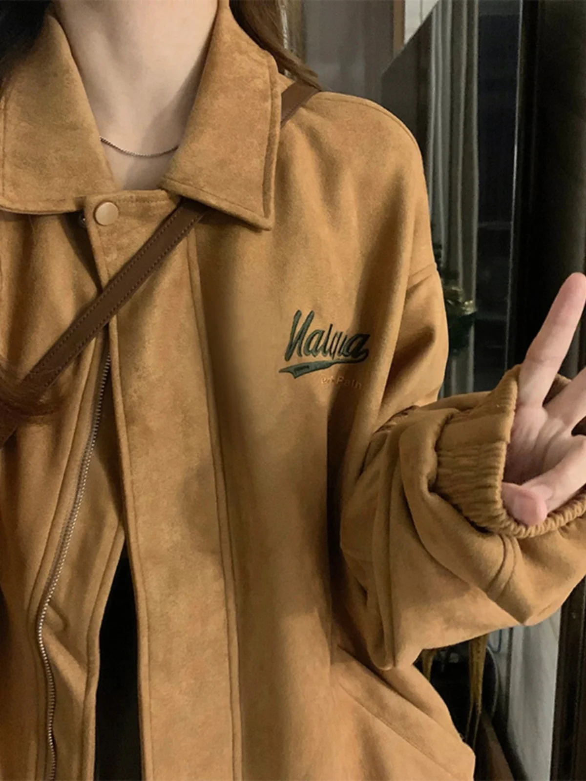 

Бейсбольные куртки для девочек и женщин: ветрозащитные, для фитнеса, минималистичные, приталенные, осенне-весенние, модные, водонепроницаемые, с комбинированными вставками