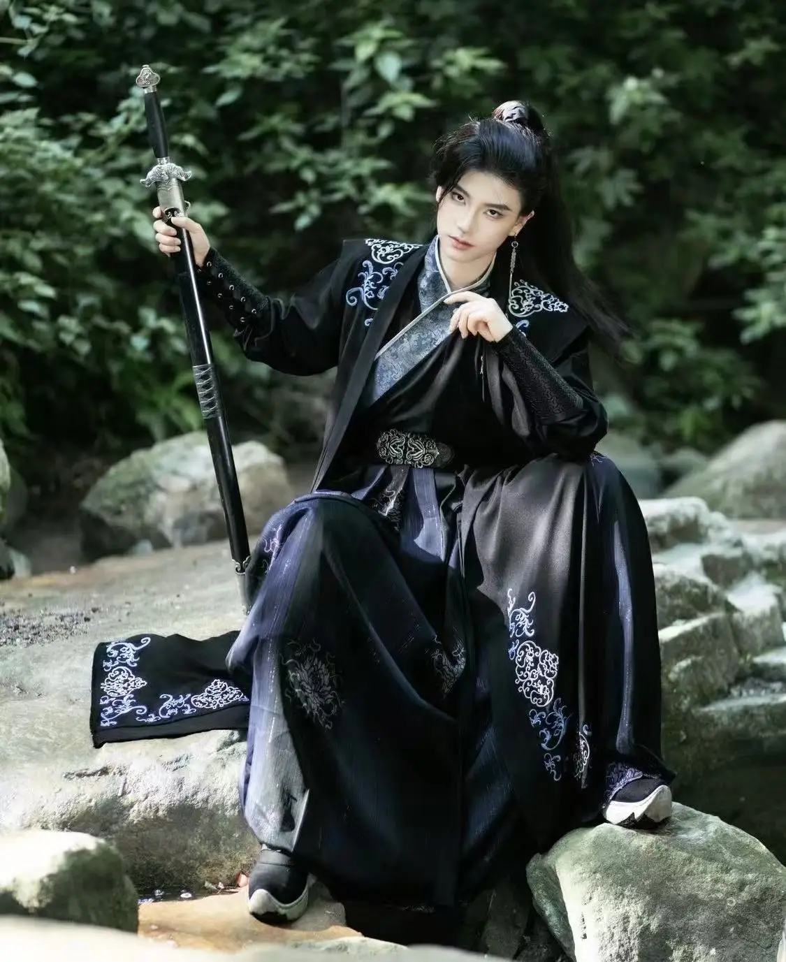 ชุดคอสเพลย์นักดาบยามค่ำคืนสไตล์จีนโบราณสมัยราชวงศ์ซ่ง ชุดฮาโลวีนสำหรับผู้ชาย สีดำเข้ม ตัดเย็บแบบฮันฟู