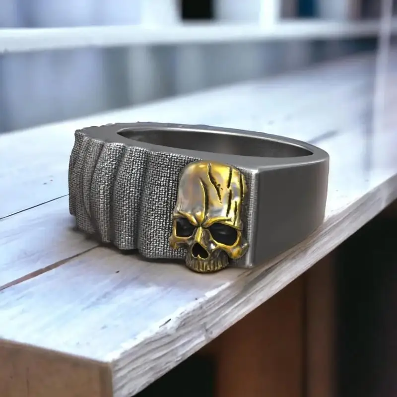 Handgefertigter الذهبي Totenkopfring mit structureiertem Stoffmuster und schwarzem Silberband، dunkel und stilvoll