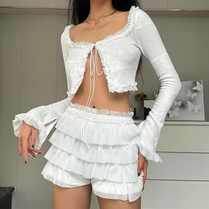 Primavera 2025 Cardigan aperto lavorato a maglia con collo quadrato sexy con maniche svasate e pantaloncini con volant Set dolce moda femminile europea