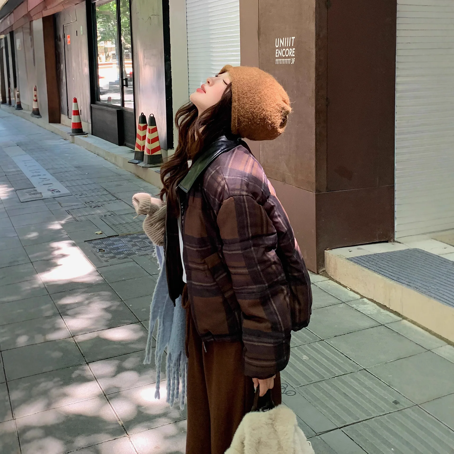 แจ็คเก็ตแบบสแตนด์อัพ รุ่นใหม่ ฤดูหนาว 2025, เสื้อโค้ทผู้หญิงลายตารางสีตัดต่อ, แจ็คเก็ตผ้าฝ้ายสองด้านแบบสั้น, ให้ความอบอุ่นหนาพิเศษ