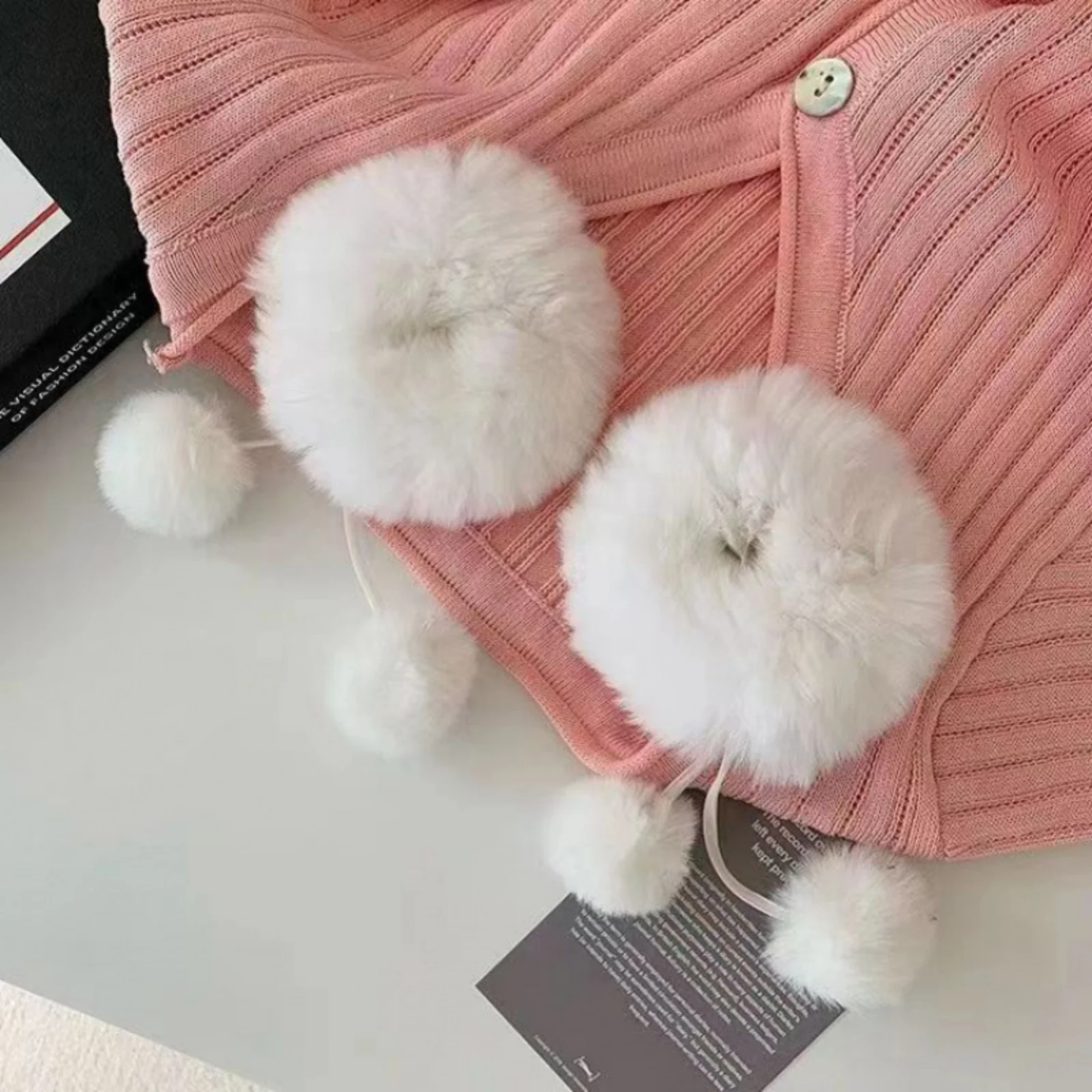 2 Stück flauschige Haarspangen mit Pompons, weiße Kunstfell-Haarnadeln für Damen, süße, trendige Haaraccessoires für Hochsteckfrisuren, modische Haarverzierung für den Winter. – Detail 7
