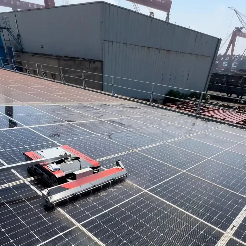 Leistungsstarker, hocheffizienter kommerzieller Photovoltaik-Reinigungsroboter. Neue automatische industrielle intelligente Solarpanel-Reinigungsbürste