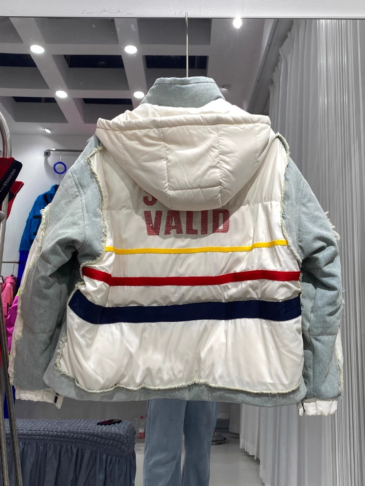 2025 Nuovo Piumino Denim Cuciture Berretto rimovibile Contrasto Parker Corto allentato da donna Addensare Piumino d'anatra bianca Top alla moda