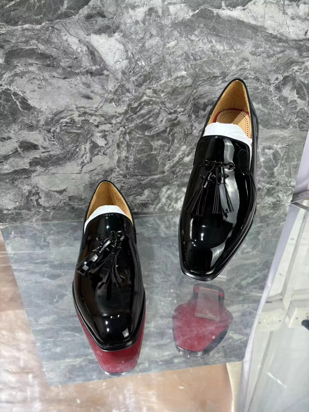 

Классические черные кожаные мужские туфли без шнуровки на низком каблуке из лакированной кожи с украшением из кисточек, мужская повседневная обувь для свадебного платья и вечеринки