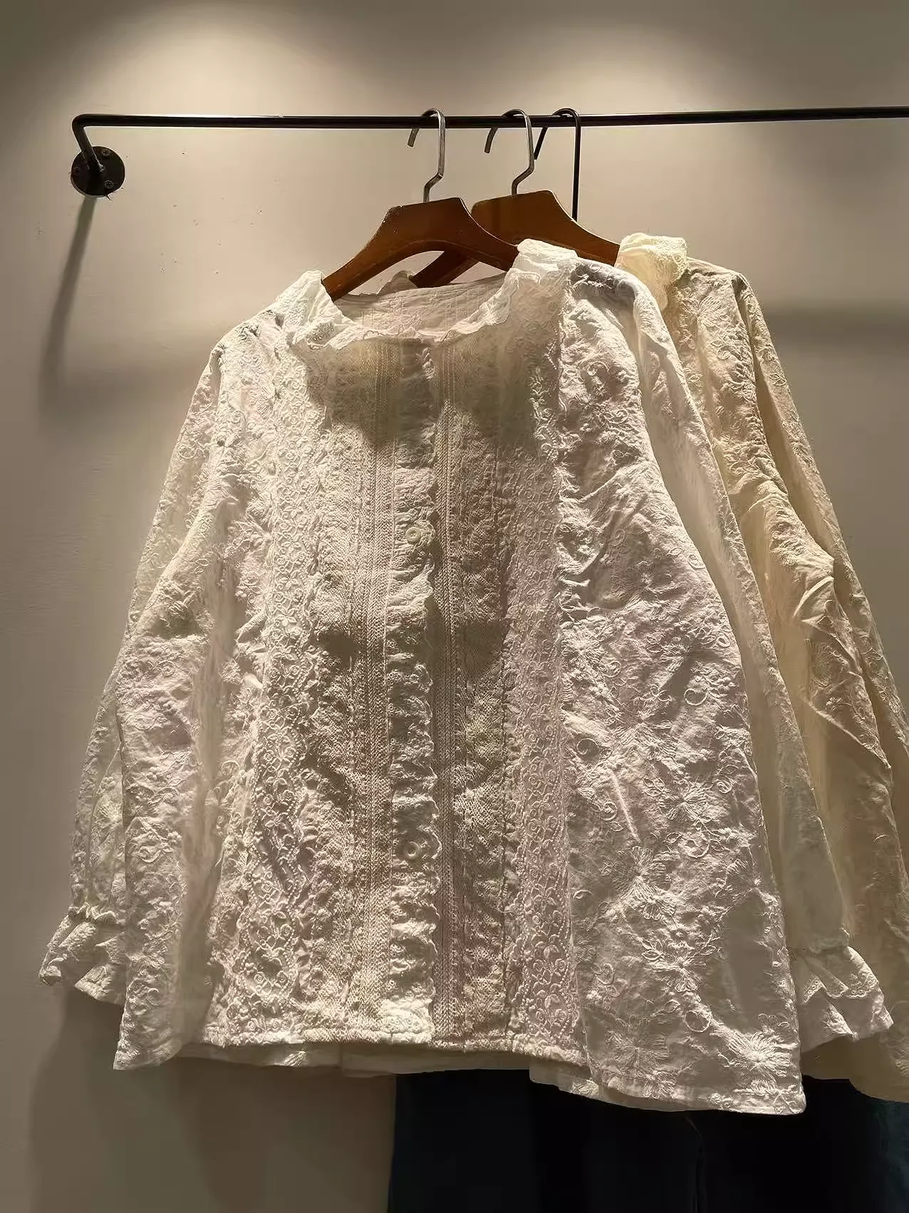 

Японская одежда mori kei, 100% хлопок, белые, бежевые, кружевные рубашки и блузки с вышивкой для женщин, милые топы с длинными рукавами в стиле бохо