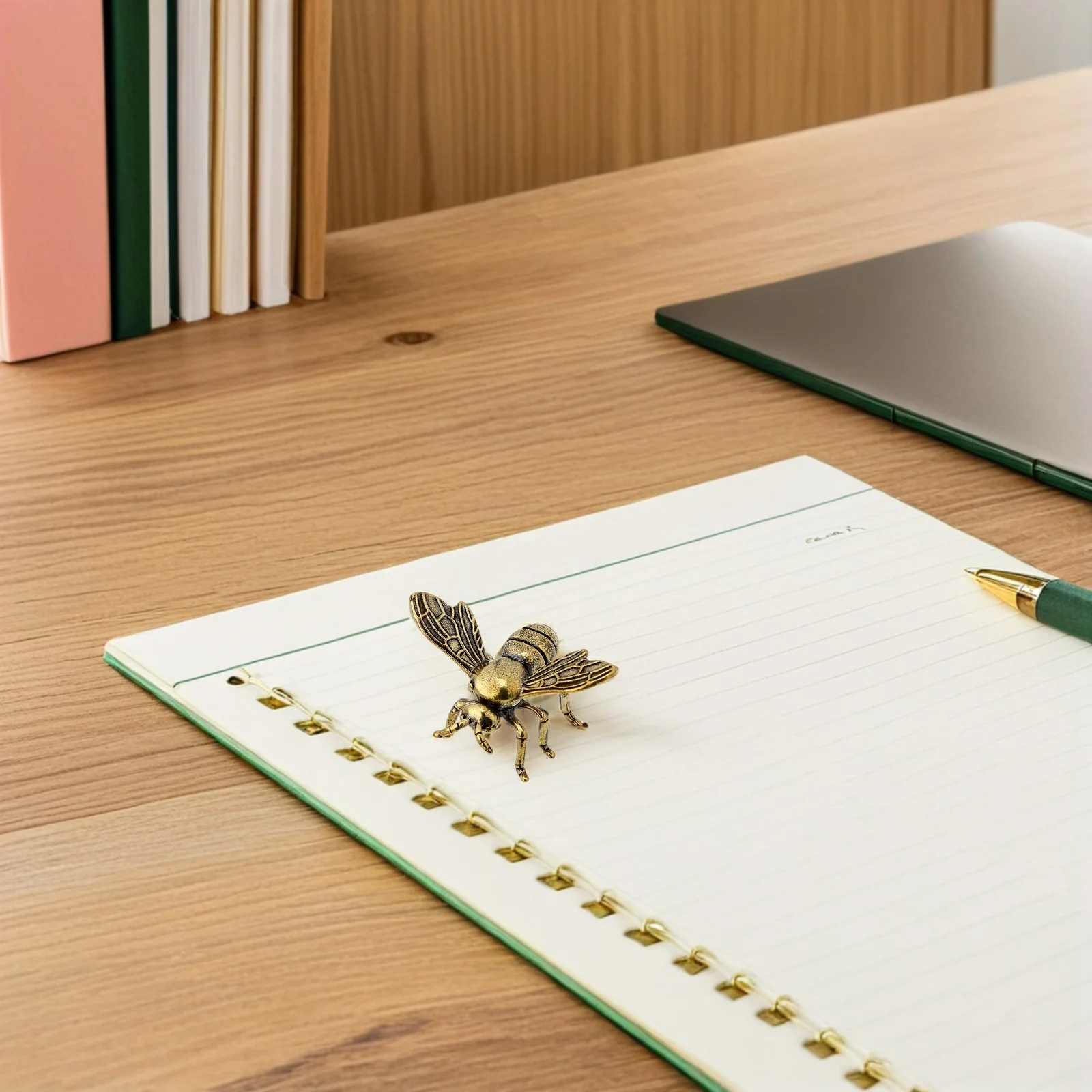 

4pcs Brass Bee Figurines Vintage Animal Statues Small Decorative Bumblebees Retro Home Office Ornament Desktop Shelf Feng Shui