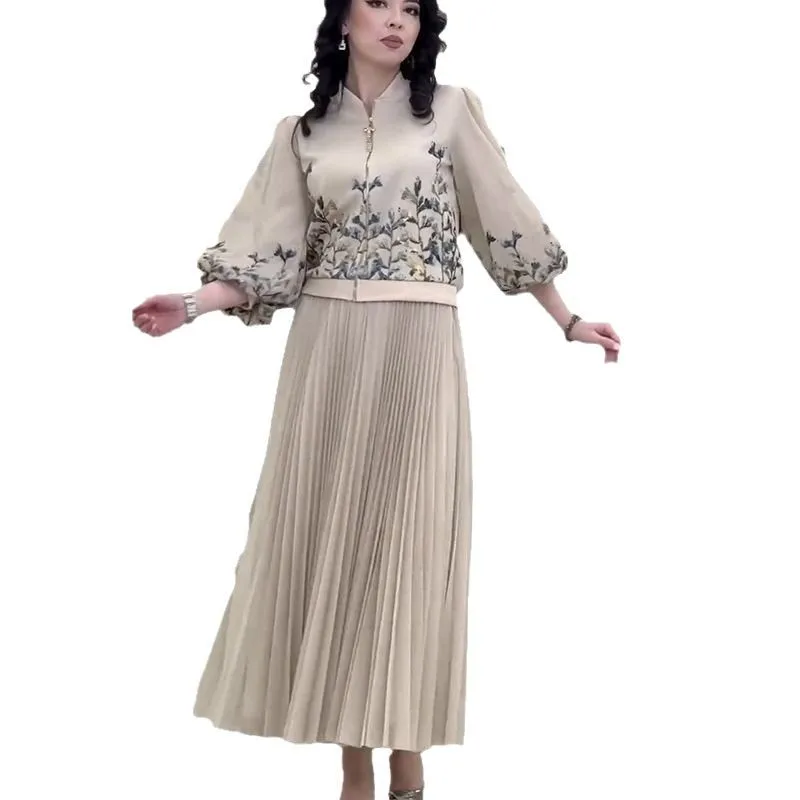 แฟชั่นฤดูใบไม้ผลิ 2025 ชุดเซ็ท 2 ชิ้น สไตล์อเมริกัน-ยุโรป สำหรับผู้หญิง ลายพิมพ์ลำลอง ทันสมัย หลวม สวยสง่า เสื้อคลุมซิป กระโปรงยาวระดับข้อเท้า