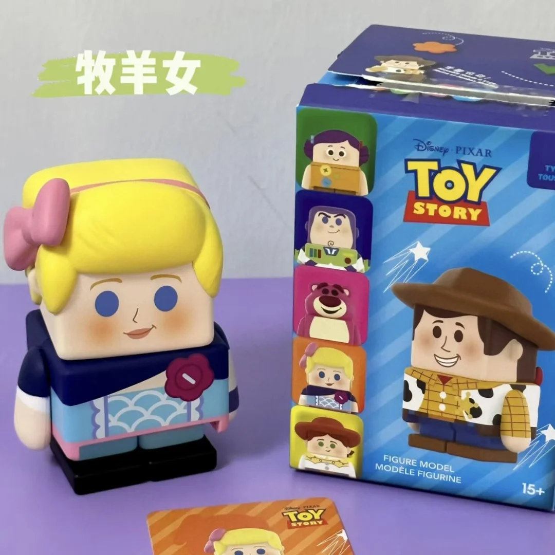 Disney Blind Box Pixar encantador Oso de fresa, regalos para niños y niñas, modelo de estatuilla de Anime, adornos de escritorio