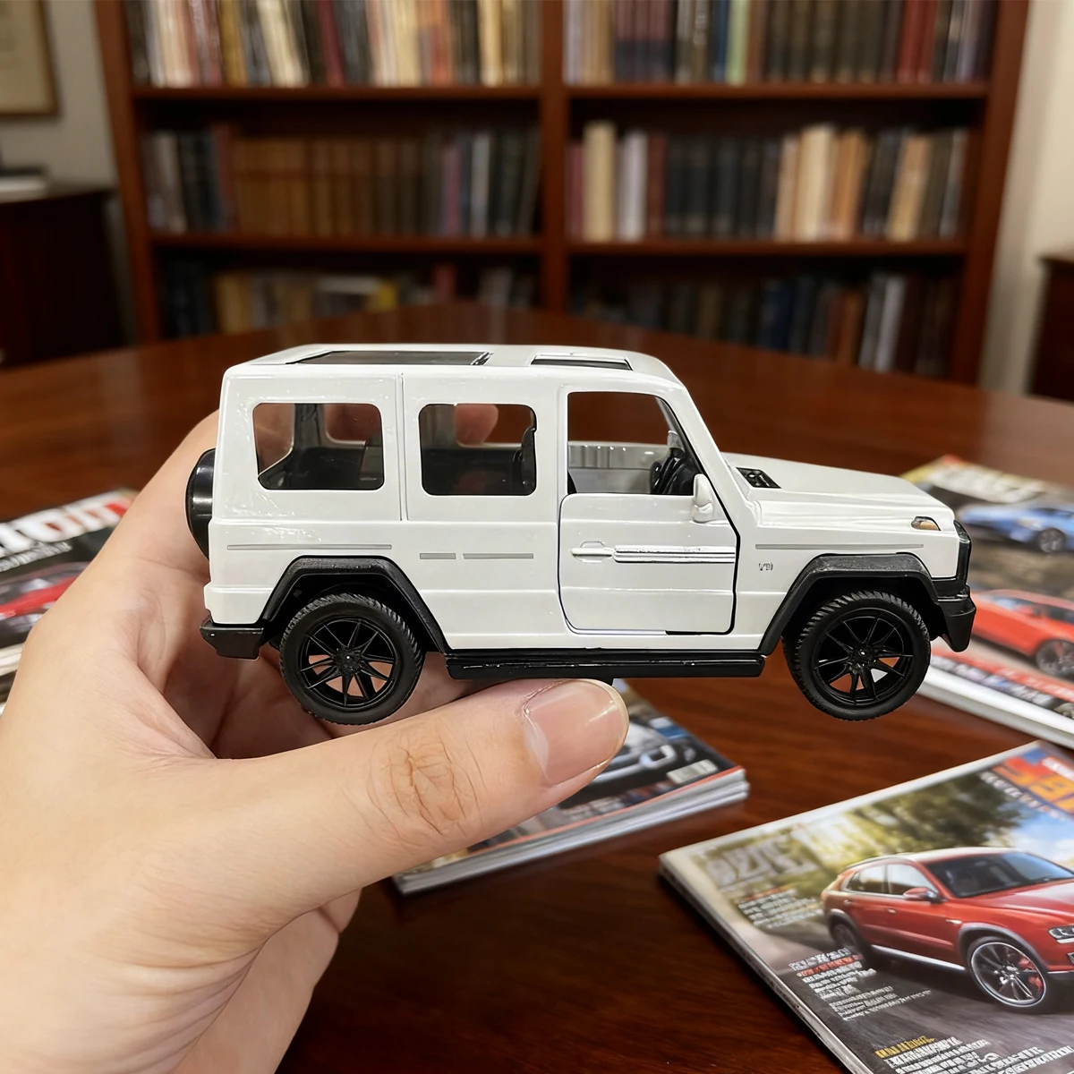 

1:43 High-Grade White Alloy Die-Cast Off-Road Vehicle Miniature Vehicle Replica Collection Display Gift Boy's Ornament Car Enthusiast Birthday Christmas Gift