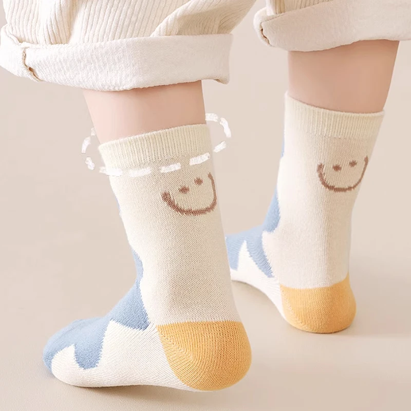 5 أزواج من الجوارب القطنية الصلبة للأطفال الأولاد بنصف الجوارب بنمط مبتسم مريح وممتص للعرق للأطفال والبنات